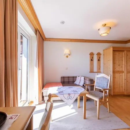 לינה וארוחת בוקר Alpenhof 3*